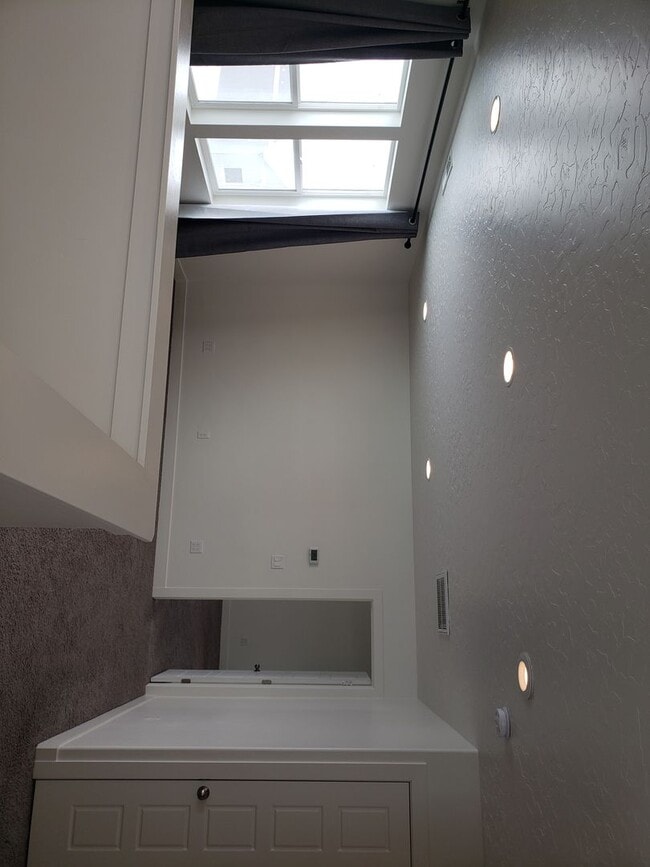 Building Photo - Trails and more at this Harvest Park Home in Mapleton!!