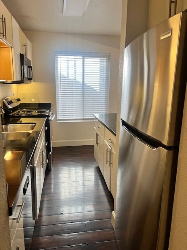 Building Photo - BEAUTIFUL 1 BEDROOM X1 BATHROOM CONDO!!! NOW LEASING!!!