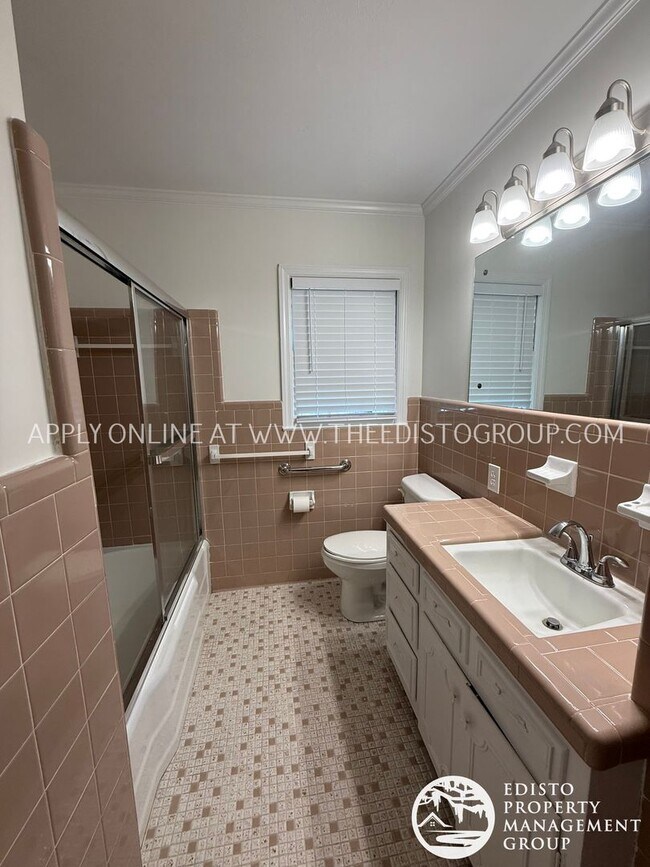 Building Photo - Charming Country Living with Modern Comforts