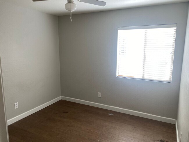 Building Photo - 3 bed 2 bath