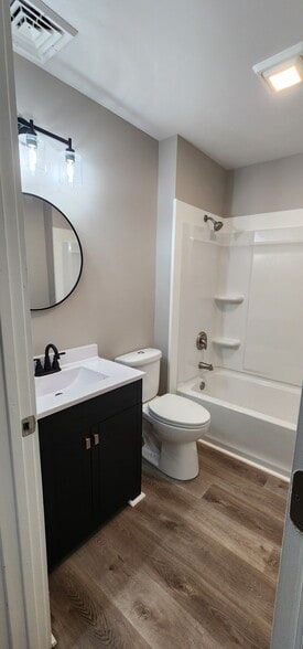 Full Bathroom - 115 S Franklin Ave