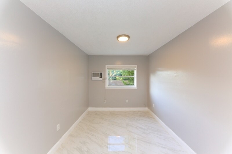 Building Photo - 921 N 19th Ave