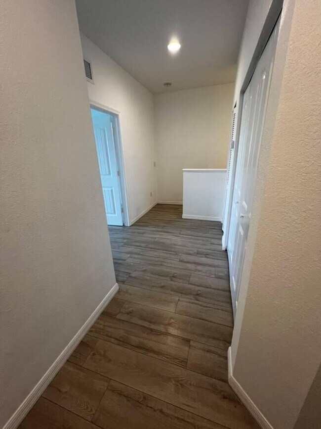 Building Photo - 1129 Vermilion Dr