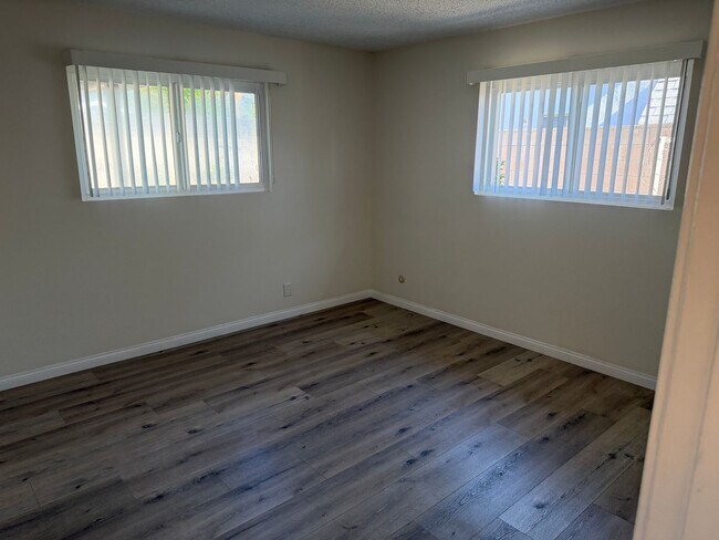 Building Photo - East Ventura