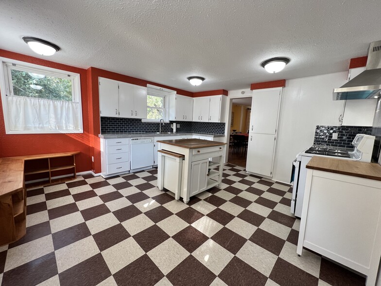 Big extendable kitchen island - 2123 Park St