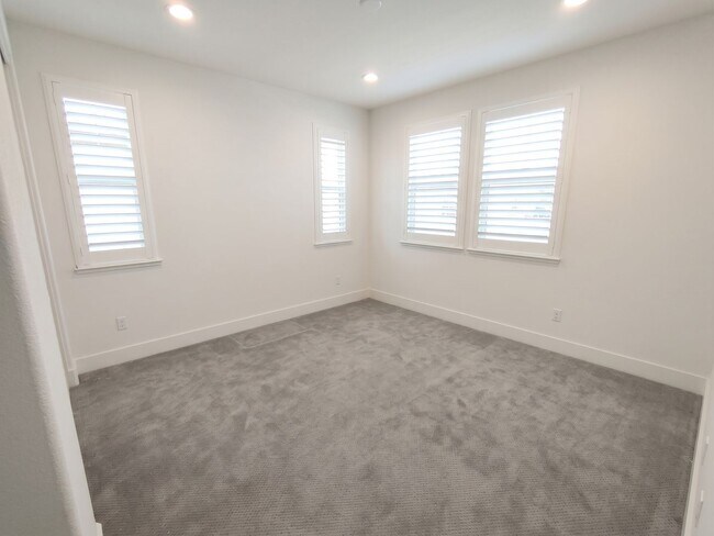 Building Photo - Spacious Alameda Landing Home with Premium Upgrades