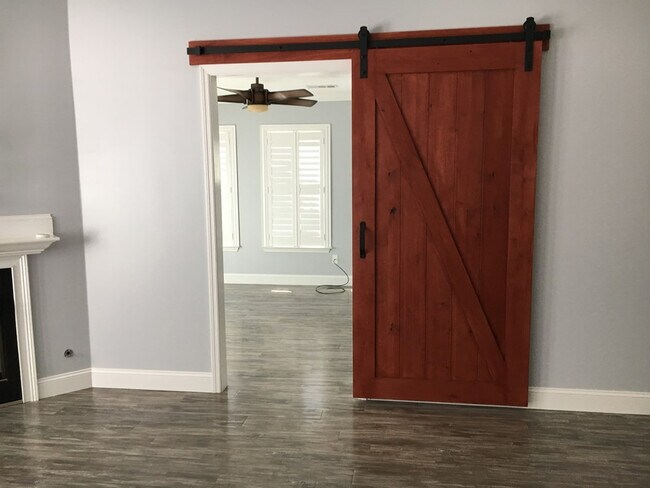 Building Photo - 116 W Middlebury Ln SW