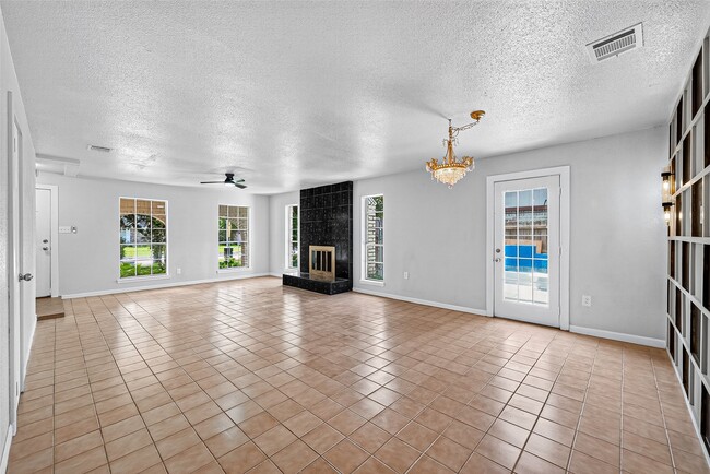 Building Photo - 1119 Pinecroft Dr