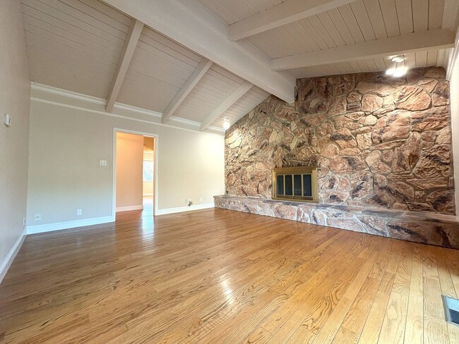 Building Photo - Charming Single Family Home in Los Altos H...