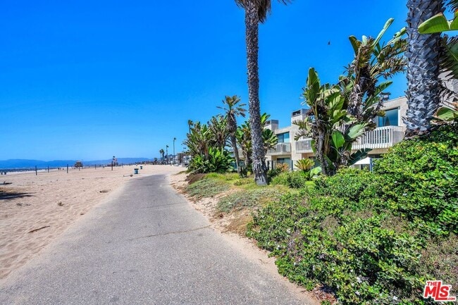 Building Photo - 7301 Vista Del Mar