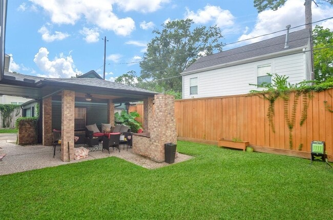 Building Photo - 4315 Fernwood Dr