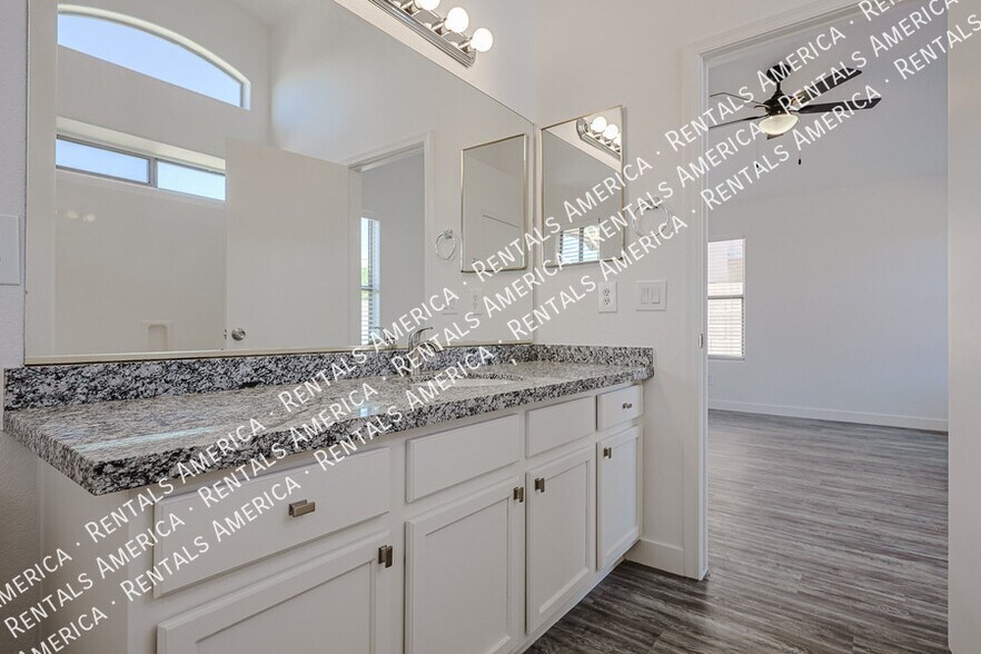 Building Photo - 4930 W Desert Dr