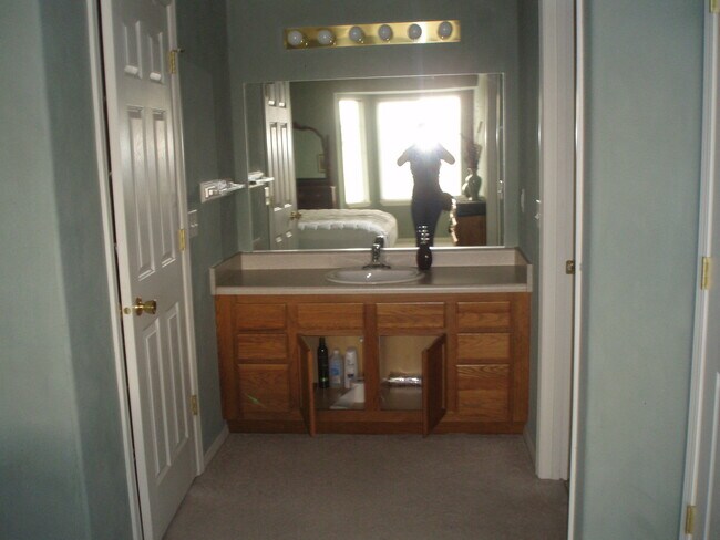 Building Photo - 3 Bedroom, 2 Bath Condo Fully Furnished