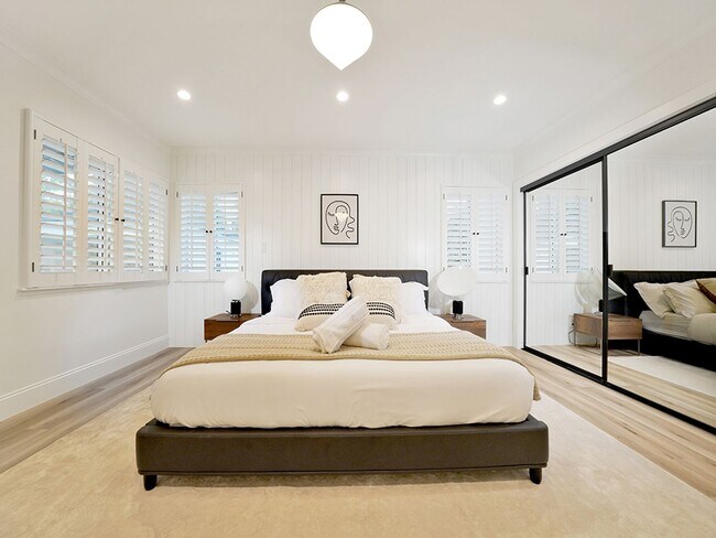 Building Photo - Luxe 5+4.5 w/detached studio, downstairs e...