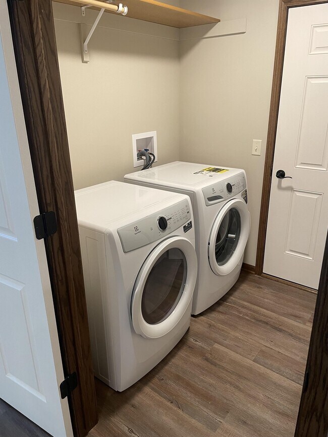 Building Photo - 9208 Peregrine Rd