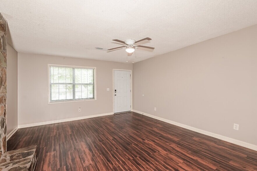 Building Photo - 5009 Hawthorne Ct