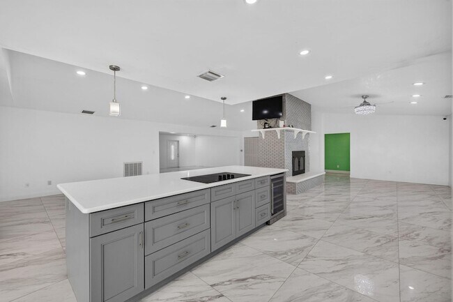 Building Photo - 2101 SE Bisbee St