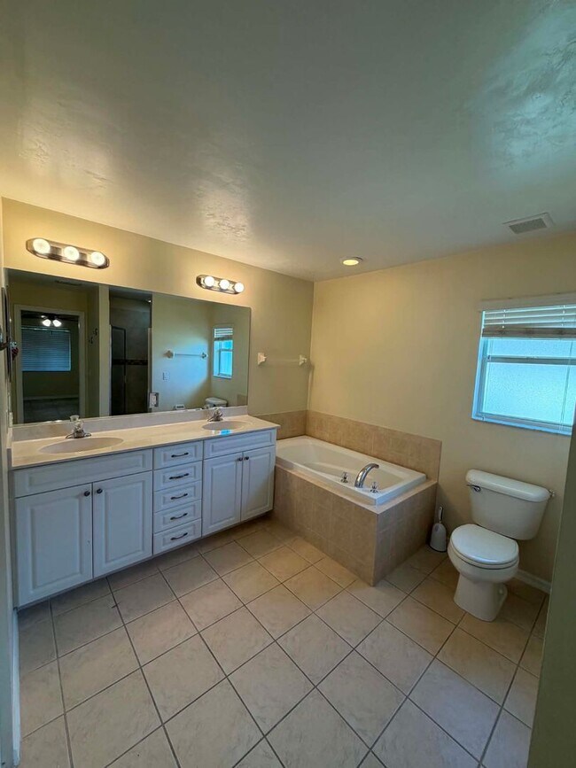 Building Photo - Your Dream Home Awaits in Port Charlotte!