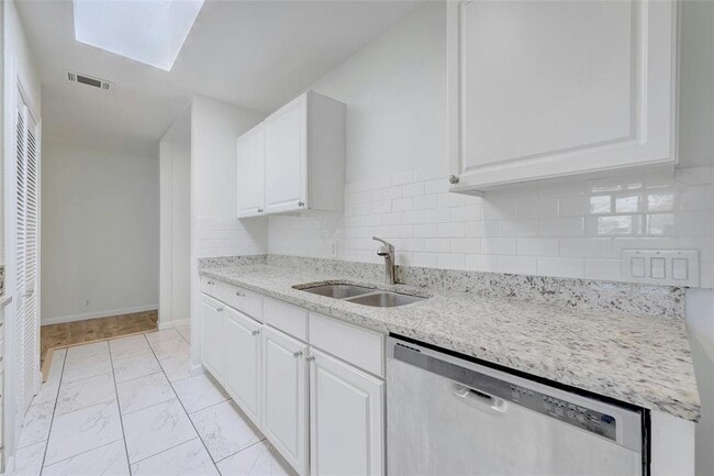 Building Photo - 8835 Tallwood Dr