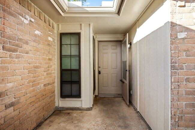 Building Photo - 16610 Carbridge Dr