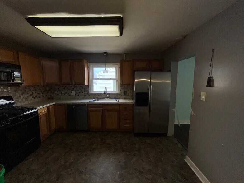 Primary Photo - 1452 E Logan St