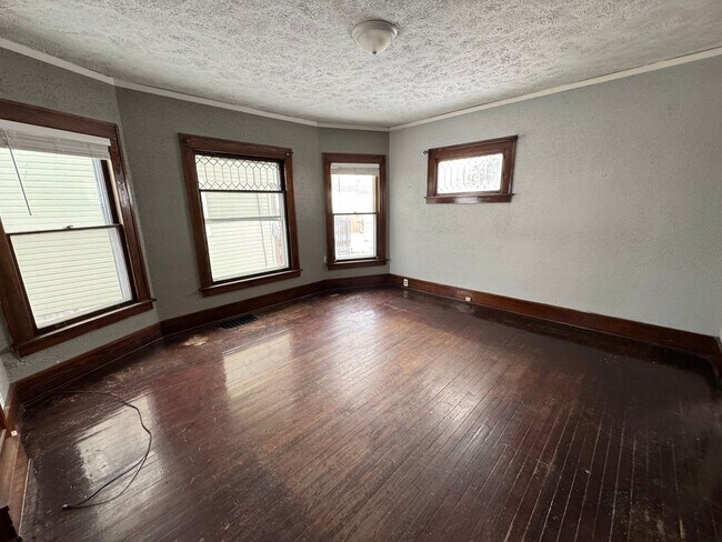 Building Photo - 4 bedroom 1 bath house in Rock Island