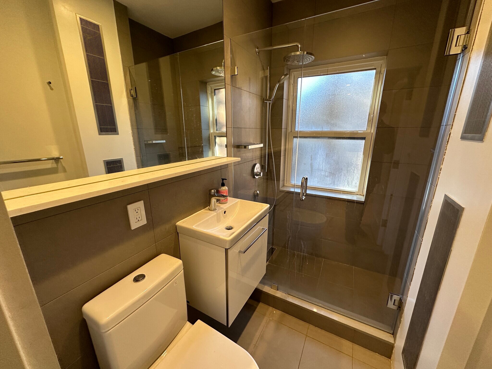 Building Photo - 36 Madison St