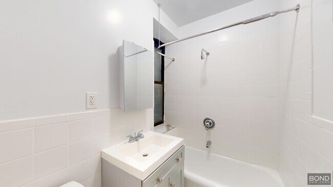 Building Photo - 520 E 83rd St