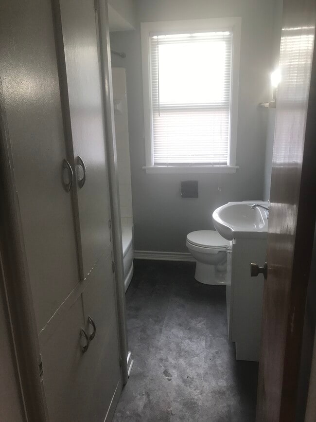full bathroom - 115 N Hampton Rd