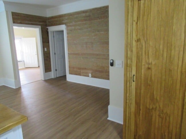 Building Photo - 609 N Aycock St