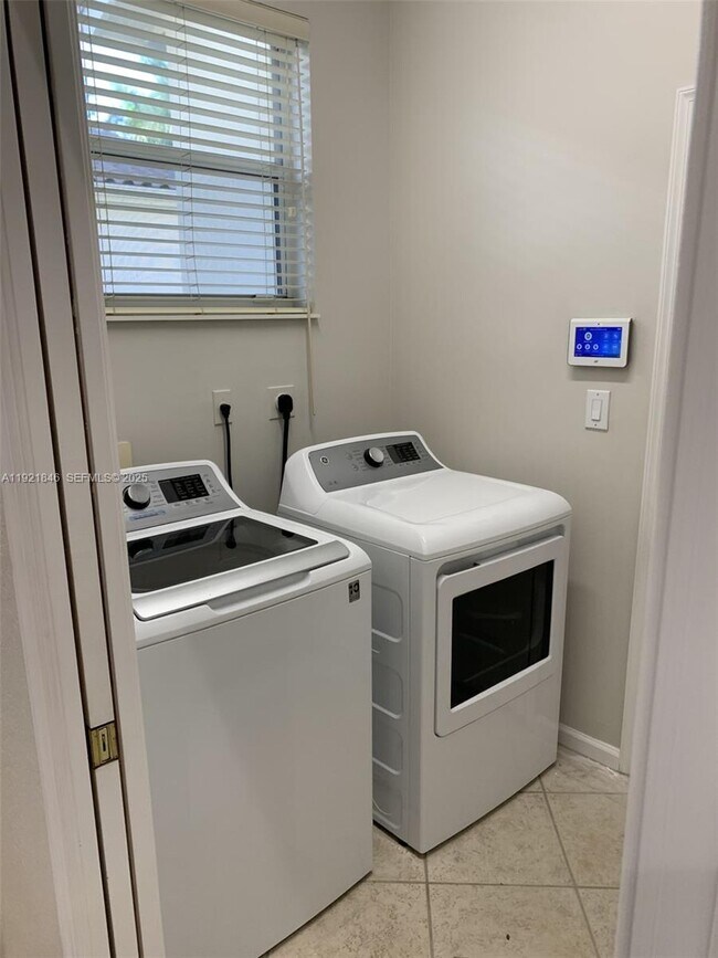 Building Photo - 2518 Bay Pointe Ct