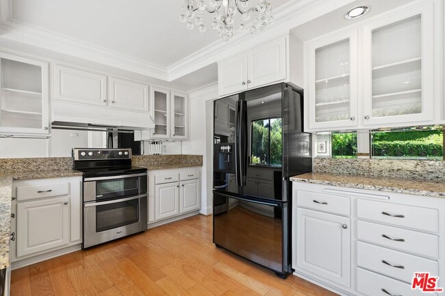 Building Photo - 1347 Avenida de Cortez