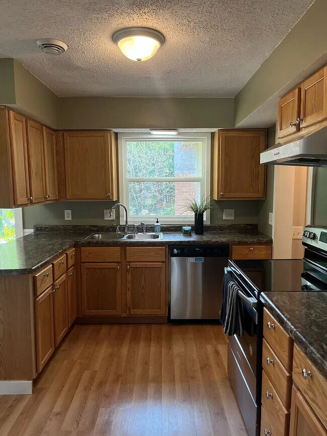 Building Photo - Spacious 4BR/3BA Home w/ Bonus Room, Porch...