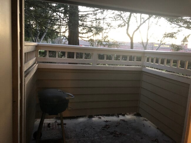 Building Photo - 120 Reflections Dr