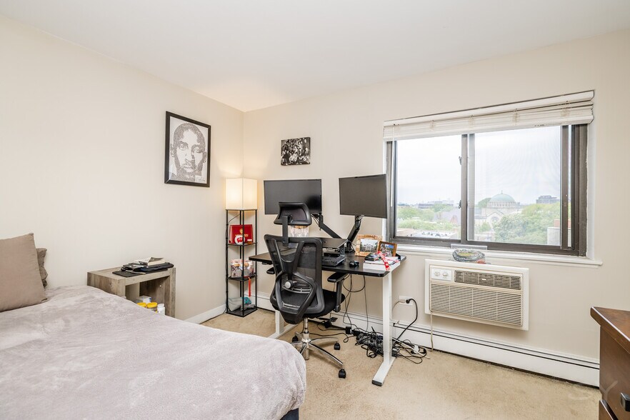 Bedroom 1 - 607 W Wrightwood Ave