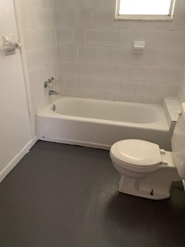 Building Photo - 2004 E Genesee St