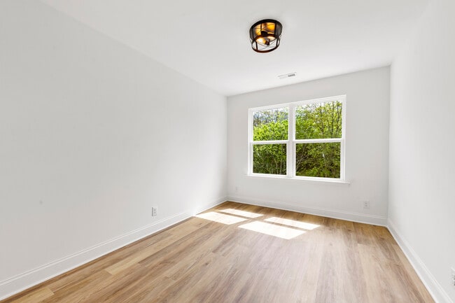 Building Photo - 2043 Greenoak Dr