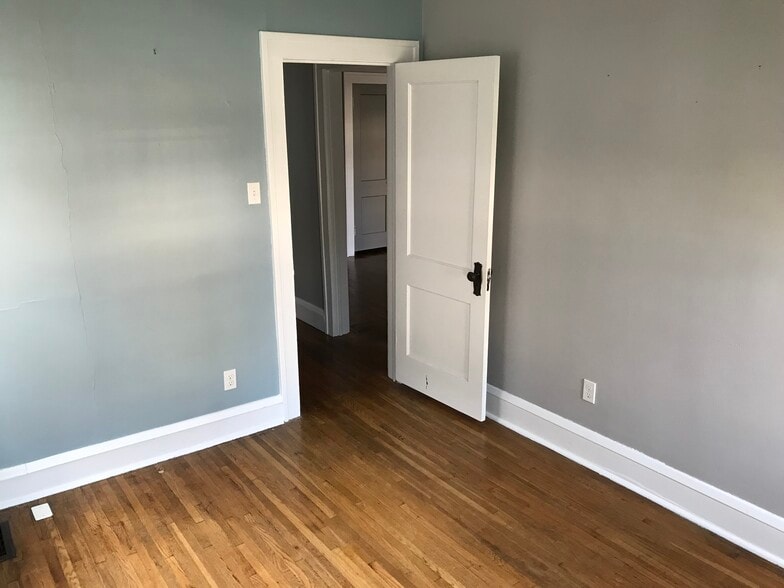 Building Photo - 1533 Warren Rd