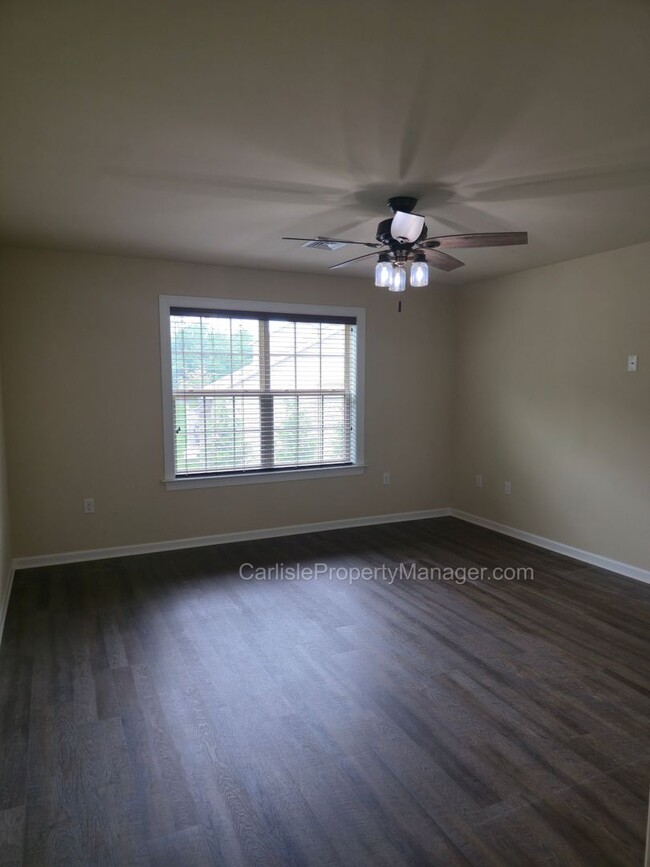 Building Photo - Duplex includes 2 car garage, laundry, pat...