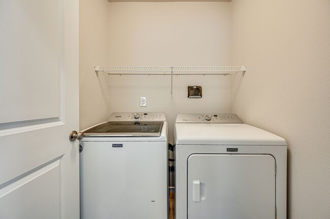 Building Photo - Beautiful Three Bedroom in Taverner Ridge!