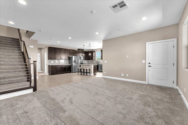Building Photo - 4-Bedroom Tuscany Townhome with Strip & Golf Course Views