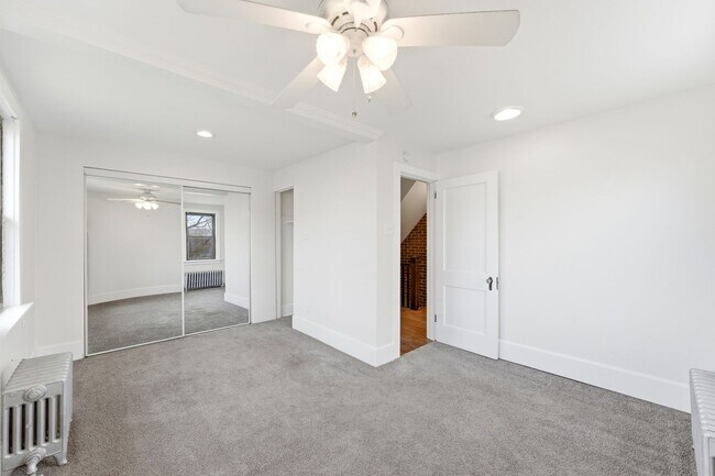 Building Photo - Beautiful, Newly Updated 3 Bedroom/1.5 Bath on quiet street near Pittsburgh's North side. AVAILAB...