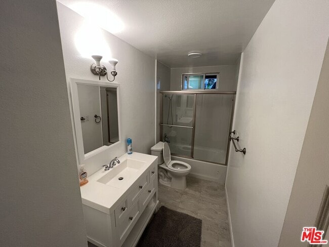 Building Photo - 10846 Scoville Ave