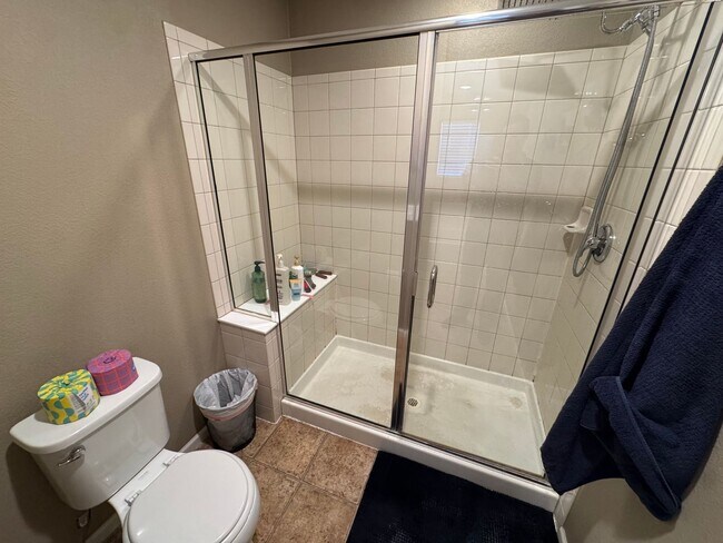 Building Photo - Modern & Light-Filled Home in Central Park – Prime Location