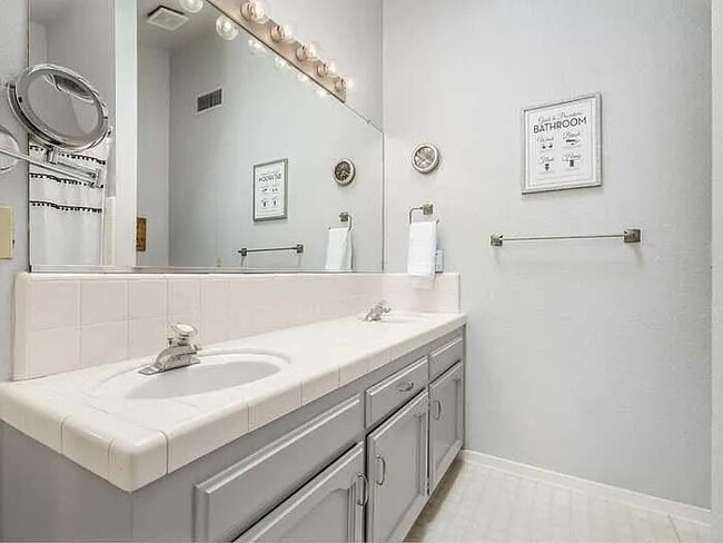 Building Photo - 178 N Magnolia Ave