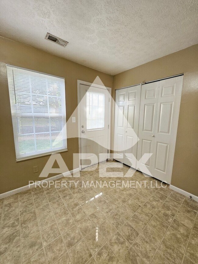 Building Photo - MOVE-IN SPECIAL,NO RENT TIL JUNE 1ST! - Nice 2 Bd | 1.5 Ba Townhouse in West Knox Condo Community!
