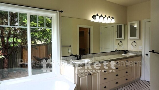 Building Photo - 1627 Lucero Pl E