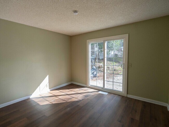 Building Photo - 26425 Lake Forest Dr