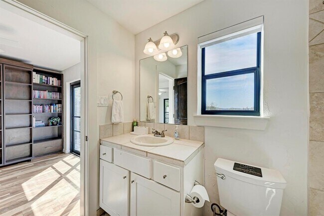 Building Photo - 13803 Lakeview Dr