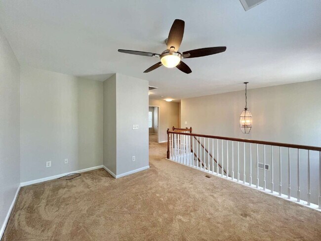 Building Photo - SPACIOUS 3 BEDROOMS!